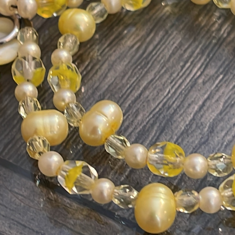 Vintage Yellow Carved Mother of Pearl Flower Pendant & Real Pearl Necklace - Picture 13 of 15